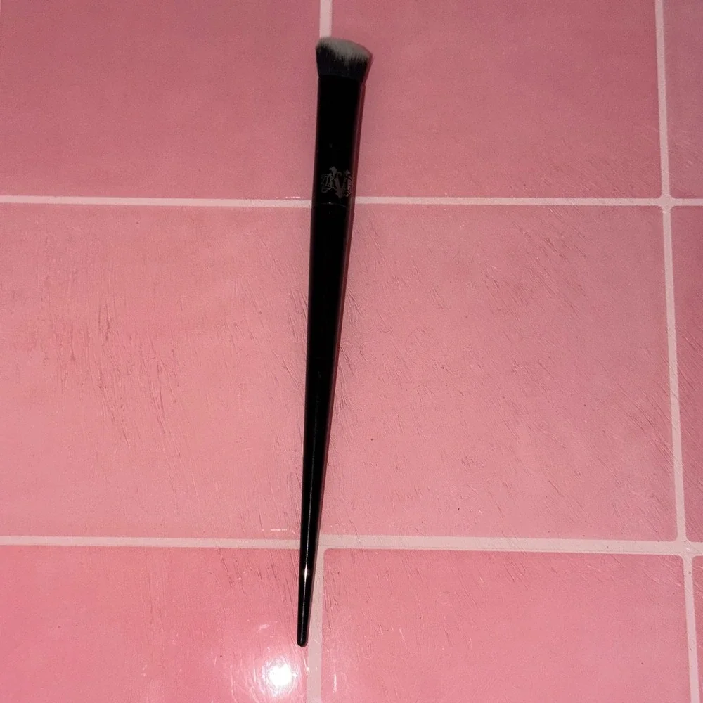 KVD Beauty Edge Concealer Brush 40 High Performance Synthetic Makeup Brush Black